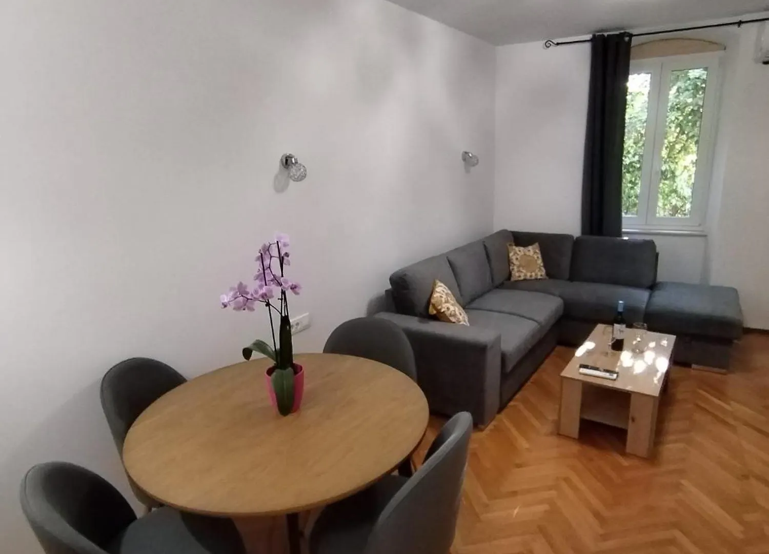 Garden In The Center Apartment Split